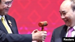 在第35屆東盟峰會及相關領導人會議的閉幕式上，越南總理阮春福從泰國首相巴育手中接過主席桘。（資料圖片）