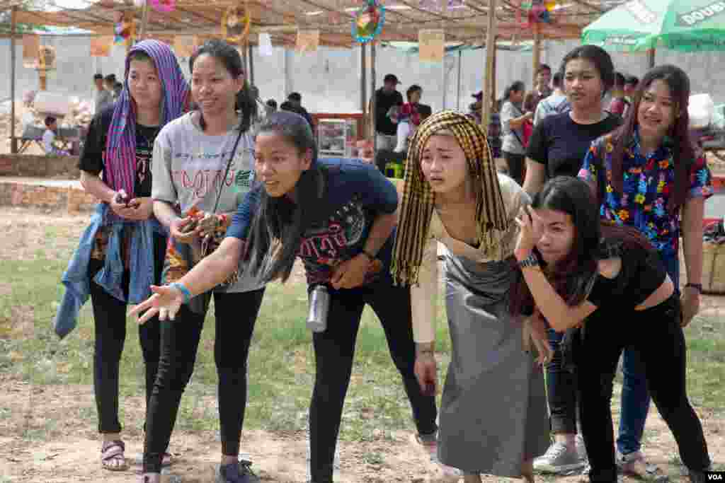 យុវជនកម្ពុជាកំពុងលេងល្បែងប្រជាប្រិយនៅក្នុងកម្មវិធី«បុណ្យភូមិ» ក្នុងវត្តទួលក្រសាំង ក្នុងខេត្តកណ្តាល នៅថ្ងៃទី៧ ខែមេសា ឆ្នាំ២០១៧។ (ហ៊ាន សុជាតា/ VOA)