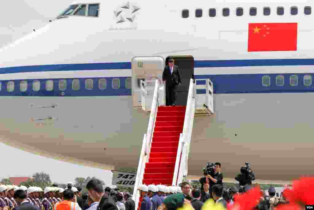 ប្រធានាធិបតីចិនលោក Xi Jinping ធ្វើដំណើរចុះពីយន្តហោះពេលមកដល់ព្រហានយន្តហោះអន្តរជាតិភ្នំពេញ ក្រុងភ្នំពេញ នាថ្ងៃទី១៣ ខែតុលា ឆ្នាំ២០១៦។ (ឡេង ឡែន/VOA)