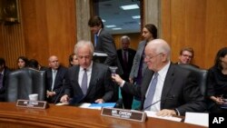 參議院外委會主席科克（左，Sen. Bob Corker, R-TN）和卡丁參議員（Sen. Ben Cardin, D-MD）(資料圖片)