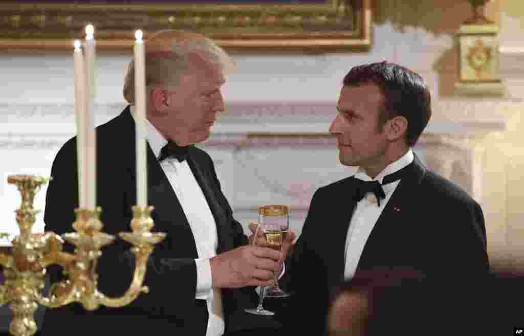 Le président Donald Trump et le président Emmanuel Macron partagent un toast lors du dîner d'État à la Maison Blanche à Washington, le 24 avril 2018.