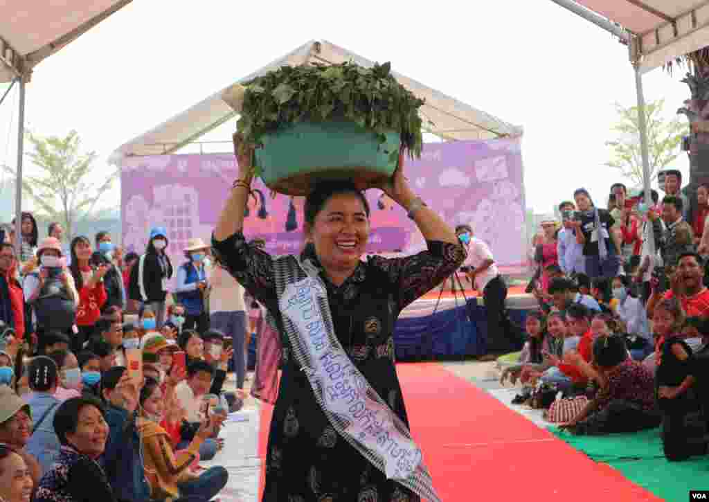 A woman perform fashion show with slogans to promote respect for women's rights as groups of citizens, workers, and civil society representatives celebrate the 109th International Women Rights Day at Freedom Park in March 8, 2020. (Kann Vicheika/VOA Khmer)