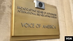 Le logo de Voice of America à l'entrée principale de son siège à Washington, DC