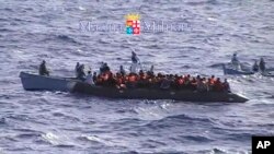 Des migrants tentat de gagner l'ile italienne de Lampedusa