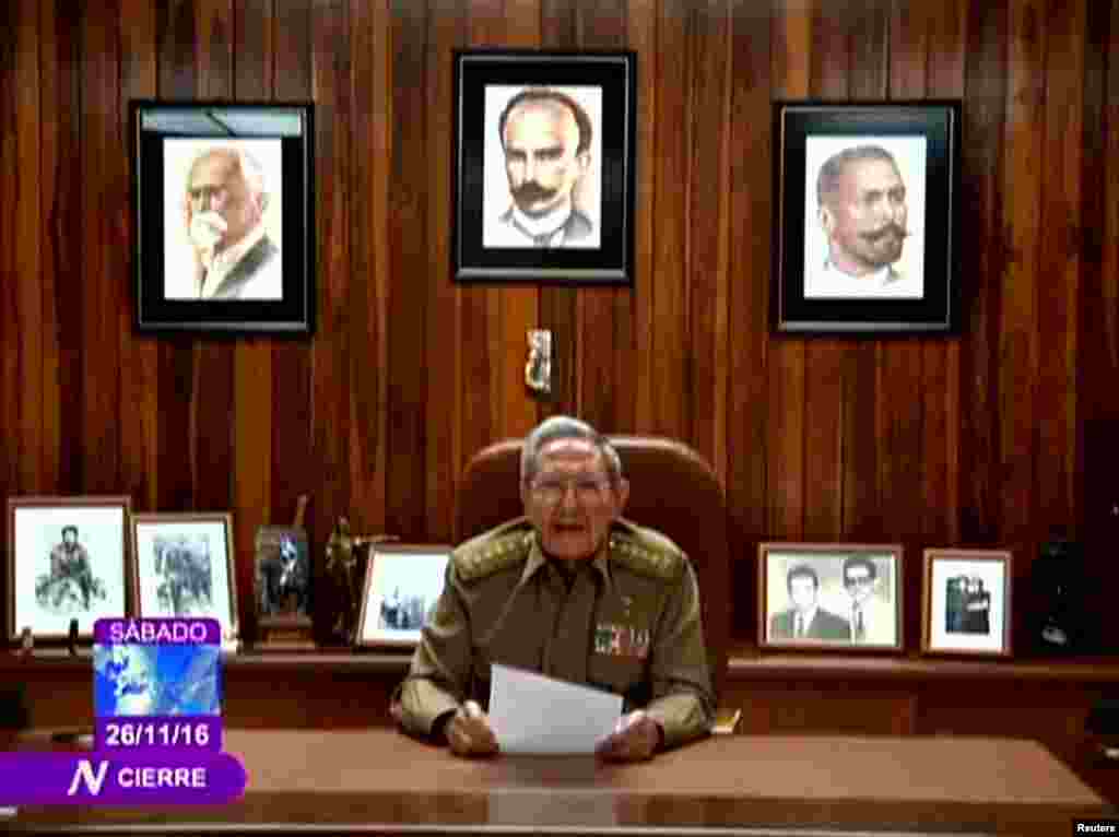 Le président cubain Raul Castro annonce la mort de son frère, le révolutionnaire Fidel Castro, sur la télévision gouvernementale à La Havane, Cuba, 26 novembre 2016.
