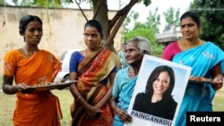 ស្ត្រីៗ​​នៅ​ក្នុងភូមិ Painganadu រដ្ឋ Tamil Nadu ប្រទេស​ឥណ្ឌា នាំ​គ្នា​សាទរ​ជ័យជម្នះ​របស់​អ្នកស្រី Kamala Harris សម្រាប់​តំណែង​អនុប្រធាធិបតីសហរដ្ឋអាមេរិក ថ្ងៃទី៨ ខែវិច្ឆិកា ឆ្នាំ២០២០។ 