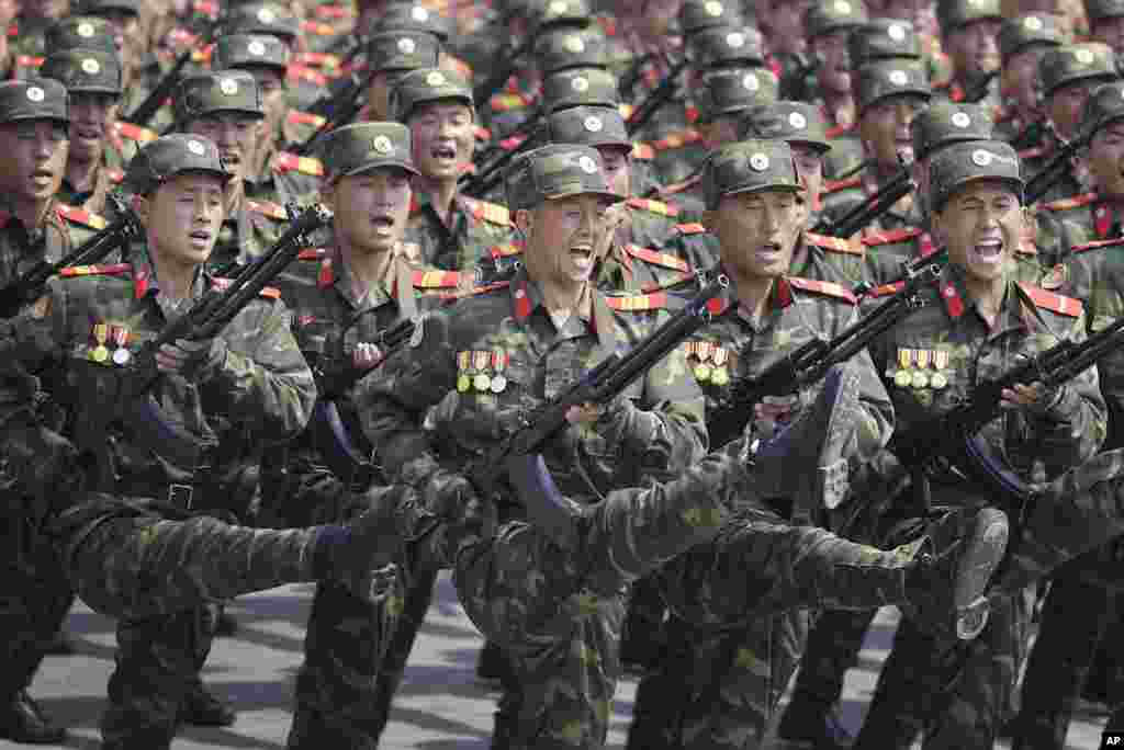 北韓首都紀念開國者金日成誕辰105週年的大型閱兵中,身穿迷彩服的陸軍軍人正步走過金日成廣場(2017年4月15日)