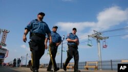 Des policiers sont en patrouille sur le Jersey shore à Seaside Heights, près de Seaside Park, New Jersey, le 23 mai 2014.
