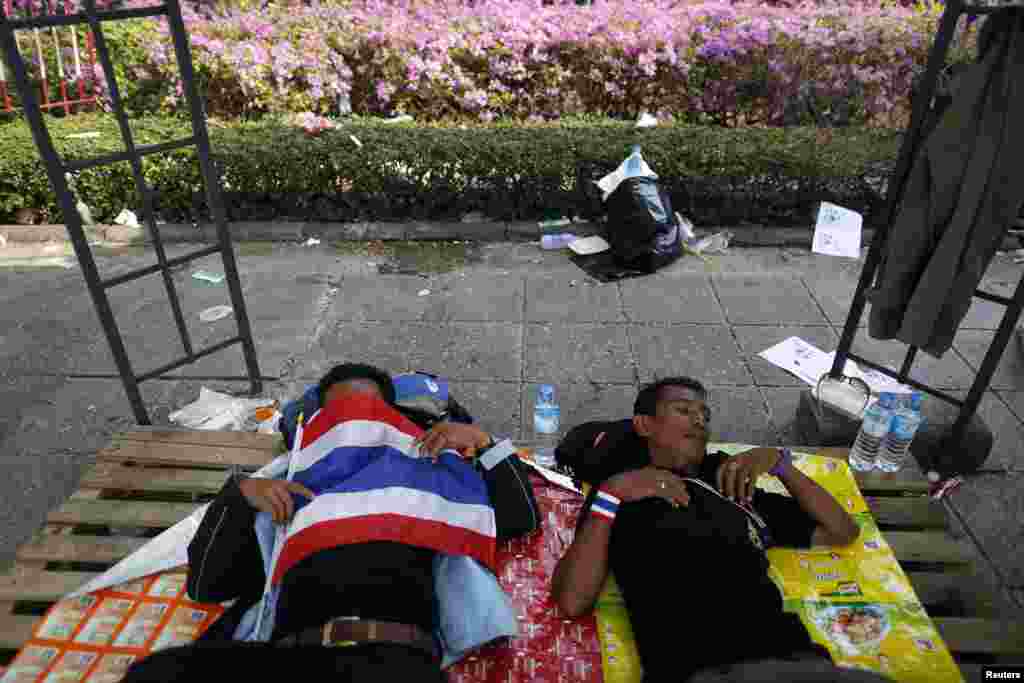 Anti-government protesters sleep outside the Government House in Bangkok, Dec. 10, 2013.