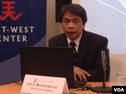 菲律賓大學海洋事務及海洋法研究所主任傑伊巴湯巴卡（美國之音鍾辰芳拍攝）