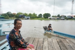 អ្នកស្រី ភាវ សុរិយា វ័យ​៥២ឆ្នាំ​ ជា​ឈ្មួញ​ទិញ​ដូរ​ត្រី​មួយរូប​នៅ​ភូមិបាក់​ព្រា និង​ជាម្តាយ​មាន​កូន​៥នាក់ នៅ​ភូមិបាក់ព្រា​ ឃុំ​ព្រៃចាស់​ ស្រុក​ឯកភ្នំ ខេត្ត​បាត់​ដំបង ថ្ងៃ​ទី​២៦ ខែ​កញ្ញា​ ឆ្នាំ​២០២១។ (ខាន់​សុគុំមនោ/វីអូអេ)