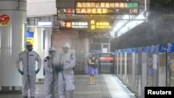 台灣面臨新一波疫情挑戰，士兵在台北火車站進行消毒。（2021年5月18日）