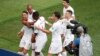 Les coéquipiers de Ronaldo le félicite pour le but contre le Maroc à la 4e minute, lors du Mondial 2018, le 20 juin 2018.