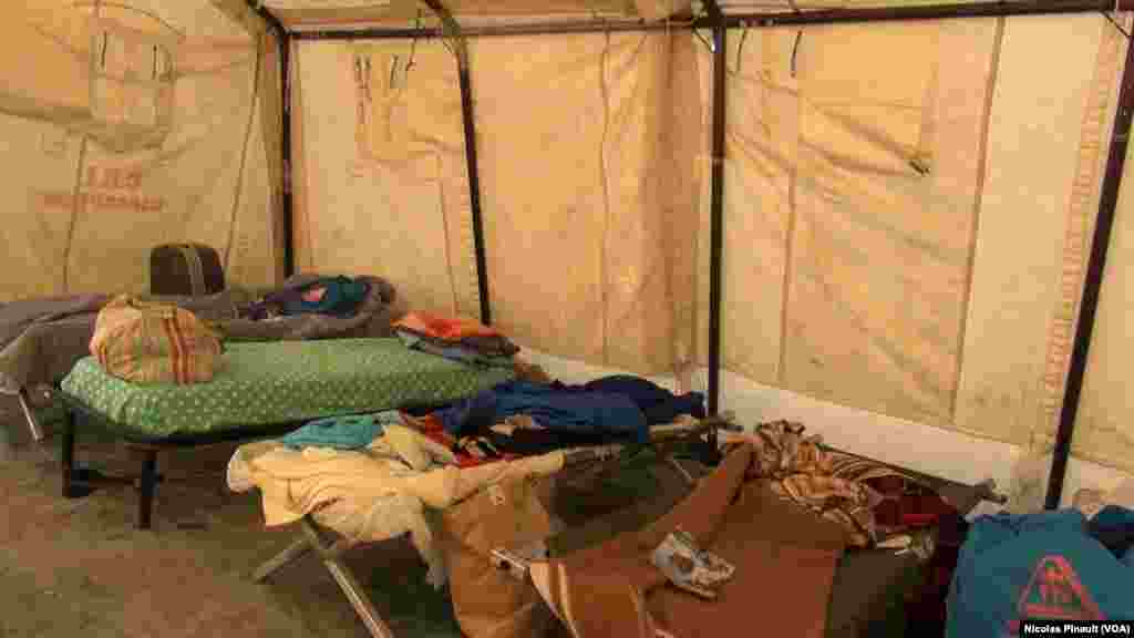 Intérieur d'une tente pouvant accueillir une vingtaines de migrants dans le centre d'accueil de la Croix Rouge italienne derrière la gare de Tiburtina, Rome, 5 octobre 2015 (Nicolas Pinault/VOA). 