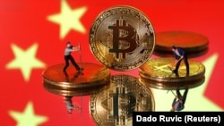 中國國旗前的虛擬“比特幣”。