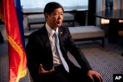 រូបឯកសារ៖ លោក Ferdinand Marcos Jr ប្រធានាធិបតីហ្វីលីពិន ក្នុងបទសម្ភាសន៍ជាមួយទីភ្នាក់ងារព័ត៌មាន The Associated Press នៅទីក្រុងញូវយ៉ក សហរដ្ឋអាមេរិក កាលពីថ្ងទី ២៣ ខែកញ្ញា ឆ្នាំ ២០២២។