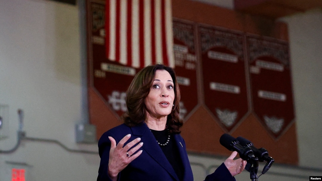 La vicepresidenta de Estados Unidos, Kamala Harris, en rueda de prensa el 23 de marzo de 2024, después de reunirse con familias que perdieron a sus seres queridos en el tiroteo escolar de 2018 en la escuela secundaria Marjory Stoneman Douglas en Parkland, Florida.