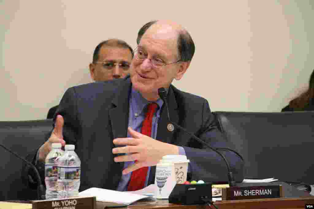 សមាជិកសភាលោក Bradley Sherman នៃគណបក្សប្រជាធិបតេយ្យមកពីរដ្ឋ Californiaថ្លែងនៅឯសវនាការសាធារណៈមួយរបស់អនុគណៈកម្មការទទួលបន្ទុកតំបន់អាស៊ីប៉ាស៊ីហ្វិកនៃគណៈកម្មការការបរទេសរបស់សភាជាតិអាមេរិកស្តីអំពី «ការធា្លក់ចុះរបស់កម្ពុជា៖ គោលនយោបាយដើម្បីគាំទ្រលទ្ធិប្រជាធិបតេយ្យ និងសិទ្ធិមនុស្ស‍» នៅថ្ងៃអង្គារ ទី១២ ខែធ្នូ ឆ្នាំ២០១៧ អាគារ Rayburn ក្នុងវិមាន Capitol ក្នុងរដ្ឋធានីវ៉ាស៊ីនតោន។ (ស្រេង លក្ខិណា/VOA)