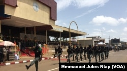 Un détachement du bataillon d’intervention rapide parade à la place de fête de Bamenda, Cameroun, le 20 mai 2018. (VOA/Emmanuel Jules Ntap)