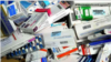 Vue d'ensemble de quelques médicaments qu'on trouve sur le marché illicite à Cotonou, Bénin, le 2 mars 2017. (VOA/Ginette Fleure Adande)