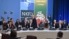北约秘书长斯托尔滕贝格（Jens Stoltenberg，中）2023年7月12日出席北约峰会。（法新社）
