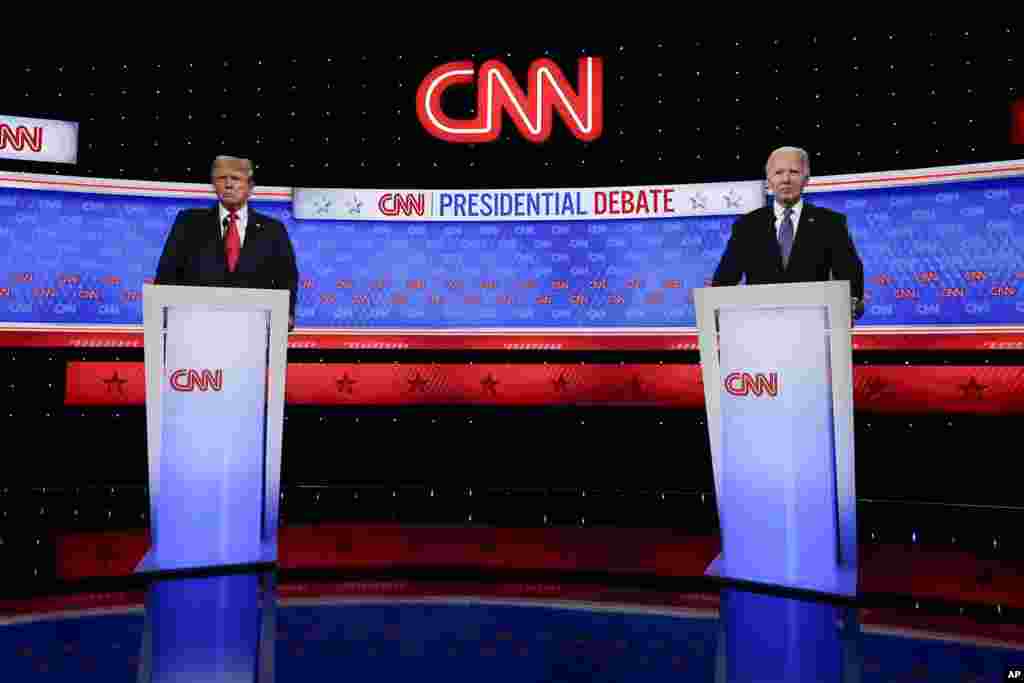 លោកប្រធានាធិបតី Joe Biden(ស្តាំ) និងបេក្ខជនប្រធានាធិបតីនៃបក្សសាធារណរដ្ឋលោក Donald Trump (ឆ្វេង) ឈរអំឡុងពេលសម្រាកក្នុងការជជែកដេញដោលគ្នាមួយដែលរៀបចំដោយ CNN កាលពីថ្ងៃព្រហស្បត្តិ៍ទី២៧ មិថុនា ឆ្នាំ២០២៤ ក្នុងទីក្រុង Atlanta។ (AP Photo/John Bazemore)
