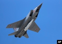 資料照：俄軍米格31K戰機攜帶高超音速“匕首”導彈在2018年5月9日進行表演。