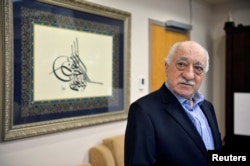 បុព្វជិត Fethullah Gulen នៅ​ឯ​ផ្ទះ​របស់​លោក​នៅ Saylorsburg​ ក្នុង​រដ្ឋ Pennsylvania។ លោក​ត្រូវ​បាន​គេ​ចោទ​ថា​នៅពី​រដ្ឋ​ប្រហារ​នៅ​តួកគី​កាល​ពី​ឆ្នាំ​មុន។