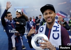 L'attaquant brésilien Neymar tient son trophée après avoir remporté le titre de champion de France L1 à la fin du match de football L1 français PSG vs Rennes, le 12 mai 2018.