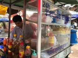 លោក យ៉ាន ស្វាន កំពុងឈរឆាមីនៅកែងមន្ទីរពេទ្យព្រះកេតុមាលា រាជធានីភ្នំពេញ នៅថ្ងៃទី២៥ ខែមីនា ឆ្នាំ២០២០។ (កាន់ វិច្ឆិកា/VOA Khmer)
