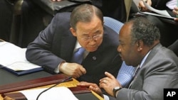 Le Secrétaire général de l'ONU Ban Ki-moon, à gauche, et le président du Gabon Ali Bongo Ondimba se concertent lors d'une réunion du Conseil de sécurité au siège des Nations Unies à New York, le 7 juin 2011.
