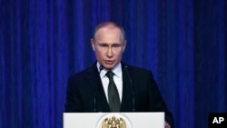លោក​ប្រធានាធិបតី​រុស្ស៊ី Vladimir Putin ថ្លែង​សុន្ទរកថា​នៅ​វិមាន Grand Kremlin ក្នុង​ទិវា​អ្នក​ការពារ​មាតុភូមិ ឬ Defender of the Fatherland Day ក្នុង​ក្រុង​មូស្គូ ប្រទេស​រុស្ស៊ី កាលពី​ថ្ងៃទី២២ ខែកុម្ភៈ ឆ្នាំ២០១៨។