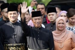 លោក Muhyiddin Yassin បក់​ដៃ​ទៅ​កាន់​អ្នក​សារព័ត៌មាន​មុន​ពិធី​ស្បថ​ចូល​កាន់​តំណែង​របស់​លោក​ជា​នាយករដ្ឋមន្ត្រី​ទី៨ នៅ​ក្នុង​ក្រុង​គូឡាឡាំពួ ប្រទេស​ម៉ាឡេស៊ី កាលពី​ថ្ងៃទី១ ខែមីនា ឆ្នាំ២០២០។