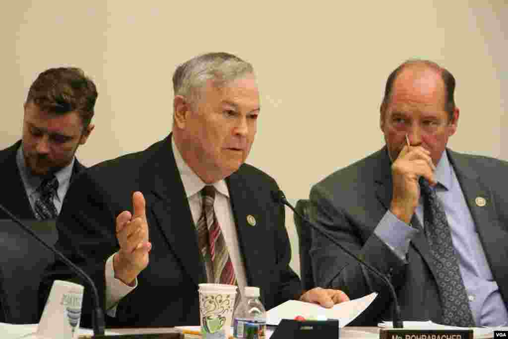 សមាជិកសភាលោក Dana Rohrabacher សមាជិកសភានៃគណបក្សសាធារណរដ្ឋមកពីរដ្ឋ Californiaថ្លែងនៅឯសវនាការសាធារណៈមួយរបស់អនុគណៈកម្មការទទួលបន្ទុកតំបន់អាស៊ីប៉ាស៊ីហ្វិកនៃគណៈកម្មការការបរទេសរបស់សភាជាតិអាមេរិកស្តីអំពី «ការធា្លក់ចុះរបស់កម្ពុជា៖ គោលនយោបាយដើម្បីគាំទ្រលទ្ធិប្រជាធិបតេយ្យ និងសិទ្ធិមនុស្ស‍» នៅថ្ងៃអង្គារ ទី១២ ខែធ្នូ ឆ្នាំ២០១៧ អាគារ Rayburn ក្នុងវិមាន Capitol ក្នុងរដ្ឋធានីវ៉ាស៊ីនតោន។ (ស្រេង លក្ខិណា/VOA)