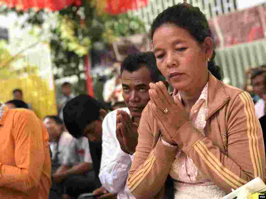 អ្នកស្រី អ៊ិន លក្ខិណា វ័យ៤៣ ឆ្នាំ ដែលបានបាត់បង់កូនប្រុសម្នាក់ ក្នុងហេតុការណ៍បង្ក្រាបរបស់កម្លាំងប្រដាប់អាវុធមកលើបាតុកម្មទ្រង់ទ្រាយធំរបស់កម្មករទាមទារដំឡើងប្រាក់ឈ្នួលអប្បបរមា១៦០ដុល្លារ ក្រោយការបោះឆ្នោតជាតិឆ្នាំ២០១៣។ (ហ៊ុល រស្មី/VOA)