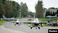 Les avions de chasse F-16 belges décollent de la base militaire de Florennes pour rejoindre la coalition internationale anti-groupe Etat islamique, le 26 septembre 2014.