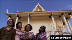 រូបឯកសារ៖ សាស្ត្រាចារ្យ នូ លក្ខិណា និង​ស្ត្រី​បីនាក់នៃ​ខ្សែភាពយន្ត​ឯកសារ "Daze of Justice" នៅ​វត្ត​ព្រះពុទ្ធ​មួយ​កន្លែង។ (រូបភាព​ផ្តល់​ឲ្យលោក Michael Siv)