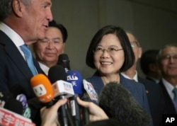 台灣總統蔡英文和台灣美國商會主席邁克爾·斯普林特（左）2019年7月12日在紐約美國台灣商業峰會上。