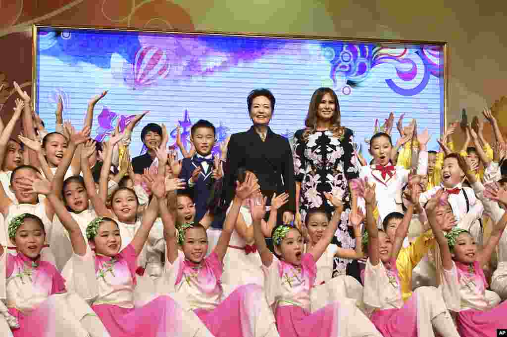 北京板厂小学的学生同来访的美国第一夫人梅拉尼娅·川普和中国国家主席习近平夫人彭丽媛合影(2017年11月9日)。