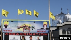 錫克教領袖哈迪普·辛格·尼賈爾(Hardeep Singh Nijjar)2023年6月在加拿大不列顛哥倫比亞省薩裡的錫克教古德瓦拉寺廟被暗殺。2023年9月18日在該錫克教寺廟外仍可見悼念逝者的標牌。 （路透社圖片）