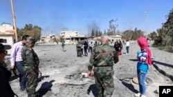 Des soldats syriens expliquent l'opération militaire « Nettoyer Palmyre » aux journalistes, dans la ville antique de Palmyre, ville centrale de Homs, en Syrie, 1er avril 2016. (AP Photo)