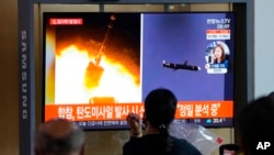 南韓首爾的一個火車站內，大眾正在觀看北韓發射導彈的新聞（2021年9月28號）