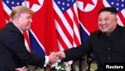 Donald Trump et Kim Jong Un shake hands à Hanoi, au Vietnam au 27 février 2019.