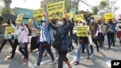 緬甸曼德勒民眾2021年3月15日不畏軍警血腥鎮壓上街抗議軍事政變。
