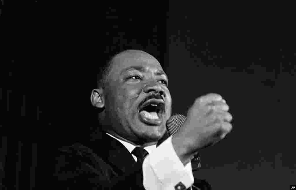 លោក Martin Luther King, Jr. ក្តាប់ដៃរបស់គាត់ ក្នុងពេលថ្លែងសុន្ទរកថាមួយក្នុងក្នុងក្រុង Selma រដ្ឋ Alabama កាលពីថ្ងៃទី១២ ខែកុម្ភៈ ឆ្នាំ១៩៦៥។