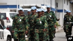 Les troupes de l'ONU marchent au siège de l'ONU à Abidjan, Côte d'Ivoire, le vendredi 31 décembre 2010. 