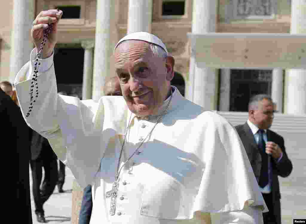 Le pape François quitte la fin de l’audience hebdomadaire à la place Saint-Pierre au Vatican 1 Octobre, 2014 REUTERS / Tony Gentile