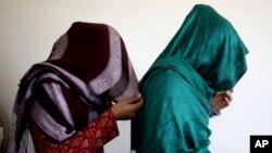 دختران به دلیل احترام به تصمیم والدین شان و گاهی با اعمال فشار والدین، تن به ازدواج‌ اجباری می‌دهند.