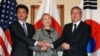 28일 미국 뉴욕에서 회담한 겐바 고이치로 일본 외상과 힐러리 클린턴 미 국무장관, 김성환 한국 외교장관(왼쪽부터).
