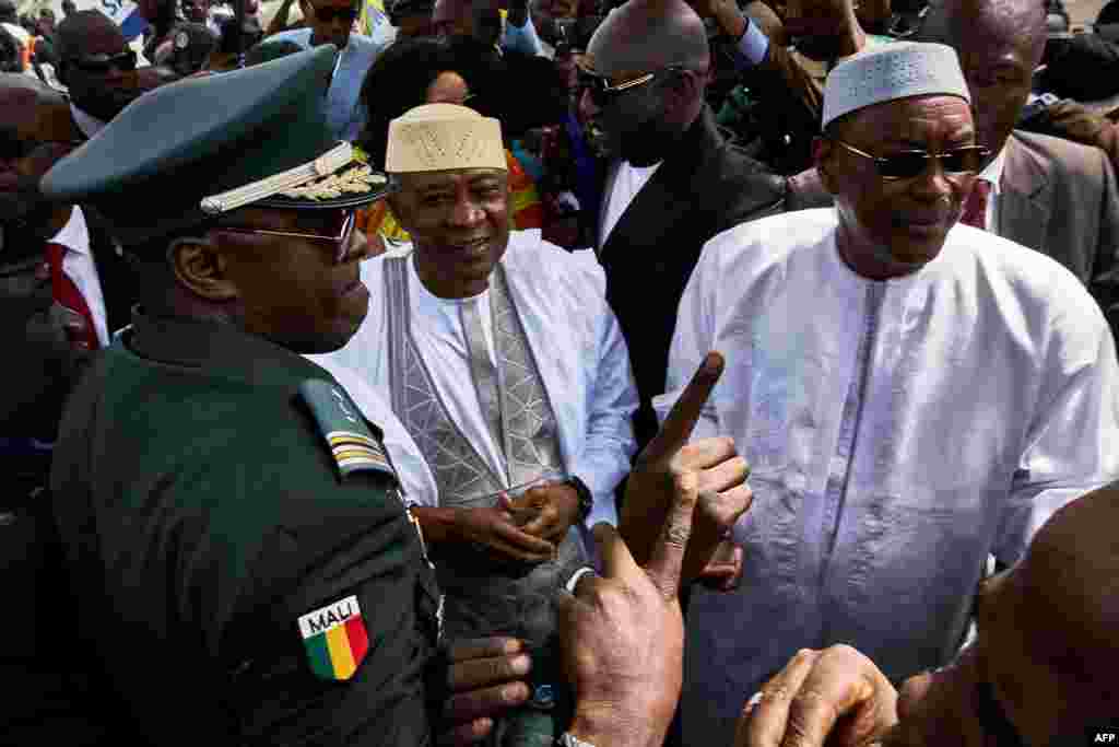 L'ancien président malien, Amadou Toumani Touré et le Premier ministre Abdoulaye Idrissa Maïga, à Bamako, le 24 décembre 2017.